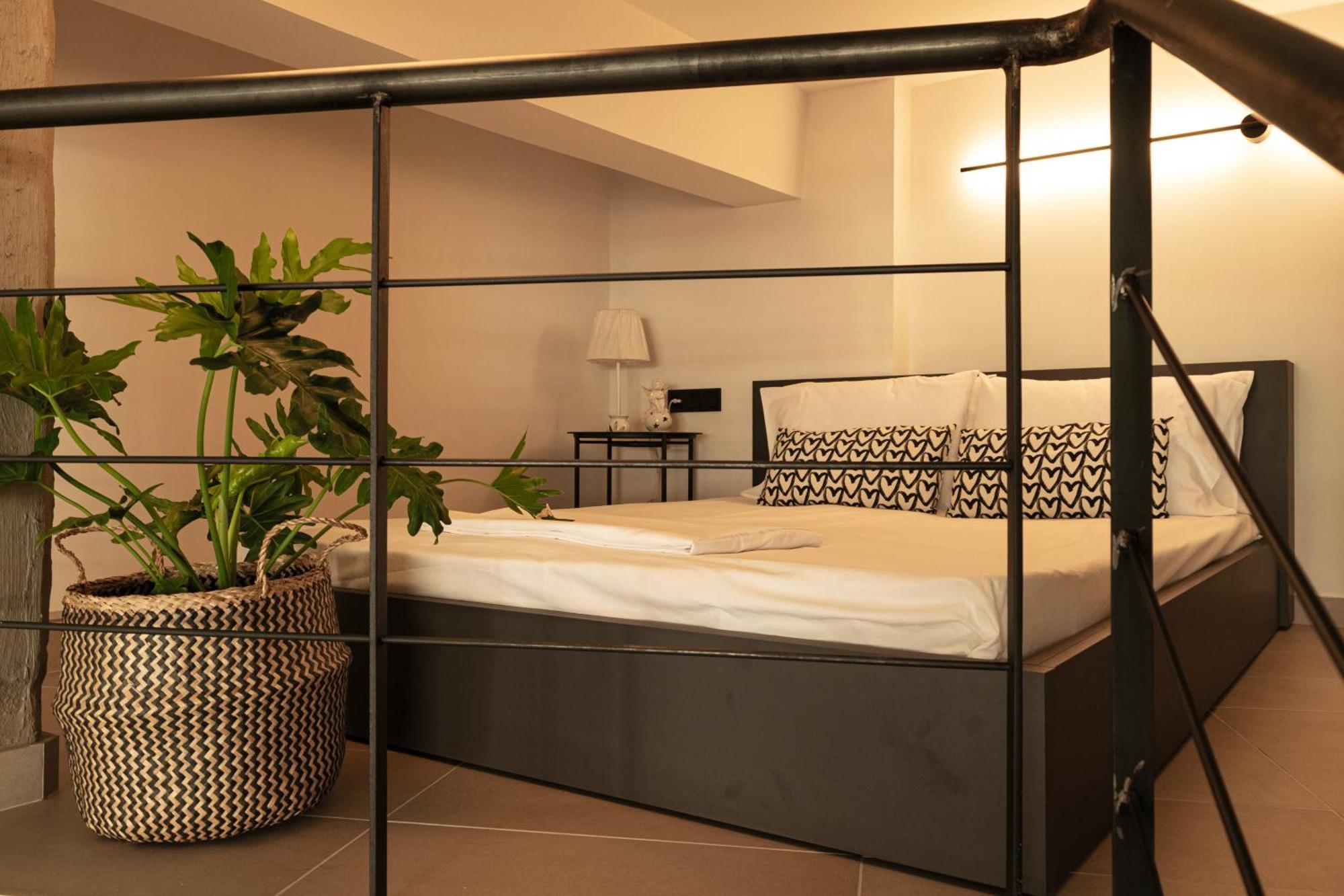 Mini Loft Apartment Каламата Экстерьер фото
